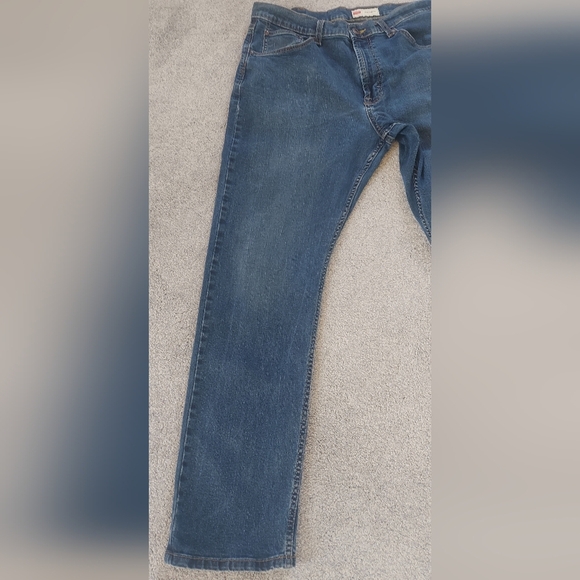 Wrangler Relaxed Blue Jeans with Classic Medium Wash - Picture 5 of 12